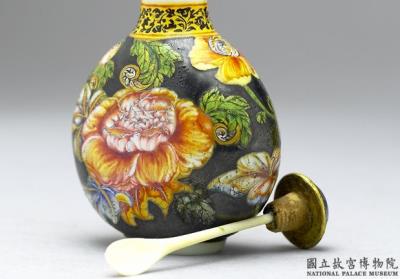 图片[2]-Glass-body painted enamel snuff bottle with a floral design on a black background, Qing dynasty, Qianlong reign (1736-1795)-China Archive